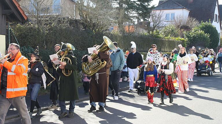 Die Blaskapelle Hofstetten führte den Rosenmontags-Gaudiwurm mit allen Faschingsbegeisterten quer durch den Ort an. Die Blaskapelle Hofstetten führte den Rosenmontags-Gaudiwurm mit allen Faschingsbegeisterten quer durch den Ort an.