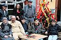 Untergekommen: Bei Leander Sukov und Simone Barrientos (stehend von rechts), haben Ahmad (hinten links), seine Brüder und seine Eltern eine Herberge gefunden.