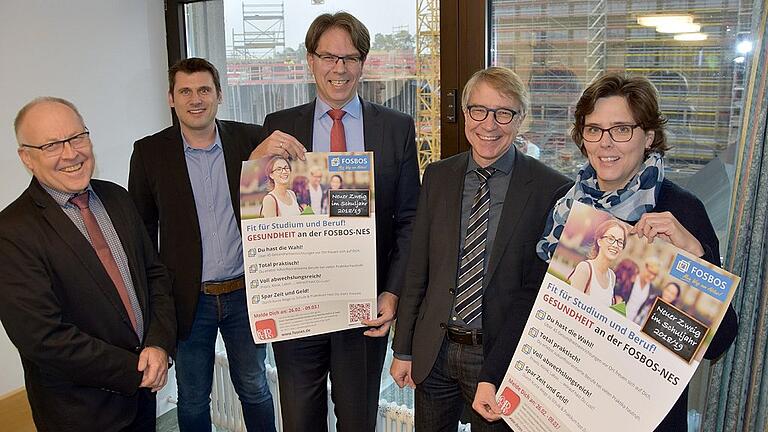 Der Gesundheitsbereich wächst; entsprechend hoch ist der Bedarf an Fachkräften im Bäderland Bayerische Rhön. Der Rhön-Klinikum Campus Bad Neustadt unterstützt deshalb gerne den neuen Ausbildungszweig Gesundheit an der örtlichen FOS BOS. Von links: Wolf-Dieter Möller (stellvertretender Schulleiter FOS BOS), Jörg Geier (Leiter Stabsstelle Kreisentwicklung Rhön-Grabfeld), Jochen Bocklet (Geschäftsführer Rhön-Klinikum Campus Bad Neustadt), Schulleiter Ralf Kaminski und Elke Borsutzky-Erhard (Organisatorin für den Gesundheitszweig an der Schule).