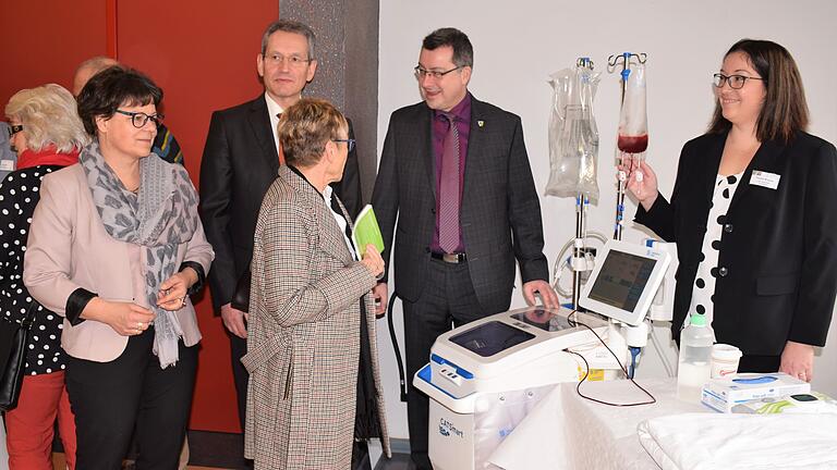 Frauke Wagner (rechts) und Chefarzt Dr. Mathias Bender (vierter von rechts) und Renate Ixmeier (links) informieren auch die Bad Windsheimer Seniorenbeauftragte Erika Reichert und den Uffenheimer Bürgermeister Wolfgang Lampe.