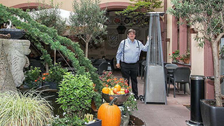 Der Wirt Kurt Schubert vom Ratskeller in Würzburg überlegt, ob er sein Restaurant über Weihnachten zeitweise schließen soll.