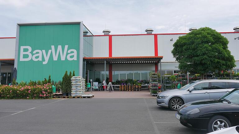 Der BayWa Bau- und Gartenmarkt in Karlstadt im Gewerbegebiet 'Am Hirschfeld'. Laut einem Karlstadter Ehepaar durfte dort ein LKW-Fahrer am Freitagnachmittag keine Ware mehr abliefern und musste deshalb bis Montag warten. Der BayWa Bau- und Gartenmarkt in Karlstadt im Gewerbegebiet 'Am Hirschfeld'. Laut einem Karlstadter Ehepaar durfte dort ein LKW-Fahrer am Freitagnachmittag keine Ware mehr abliefern und musste deshalb bis Montag warten.