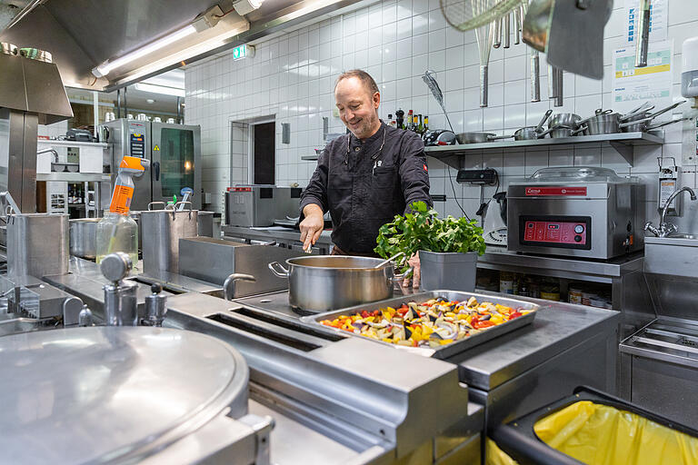 Der Küchenchef des Hotels Polisina Michael Werner greift vor allem auf regionale und saisonale Zutaten zurück. Der Küchenchef des Hotels Polisina Michael Werner greift vor allem auf regionale und saisonale Zutaten zurück.