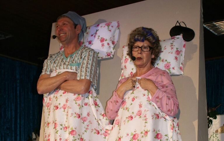 Szenen einer langen Ehe erzählten Gabi und Jürgen Göbel von ihrem senkrechten Doppelbett aus.