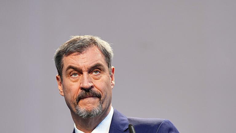 Koalitionsverhandlungen von Union und SPD abgeschlossen       -  CSU-Chef Markus Söder zeigte sich überaus zufrieden mit dem vereinbarten Koalitionsvertrag von Union und SPD. Ein Blick in das Papier zeigt aber, auch die Christsozialen mussten sich bei der Kompromisssuche von einigen Wahlversprechen verabschieden.