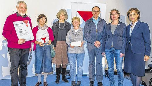 Förderpreis des Lernwerk Volkersberg: Helferkreis Tückelhausen mit (von links) Stephan Clobes, Barbara Clobes, Ruth Wünsch, Annelie Schmidt, Wolfgang Probst, Martina Reinwald vom Lernwerk Volkersberg und Sozialministerin Emilia Müller.