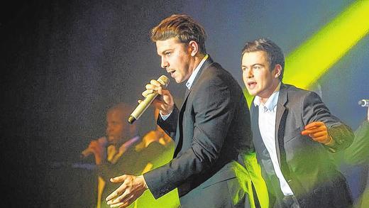 Starker Auftritt: &bdquo;The 12 Tenors&ldquo;, die in der Stadthalle gerade einmal so nebeneinander auf die Bühne passten, begeisterten das Schweinfurter Publikum.