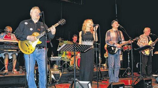 Mehrere hundert Gäste freuten sich über den Auftritt der Band &bdquo;The Silhouettes&ldquo;, die bei der Konzert- und Tanzveranstaltung in der ausverkauften Stadthalle in Haßfurt Musik aus den 60er und 70er Jahren zum Zuhören und vor allem zum Tanzen aufspielte. Unser Bild zeigt (von links) Jim Taylor, Werner Pöhlmann, Lappi Schneider, Elisa Hähnlein, Robert Fischer (verdeckt), Kläu Herrman und Berndt Mitter.