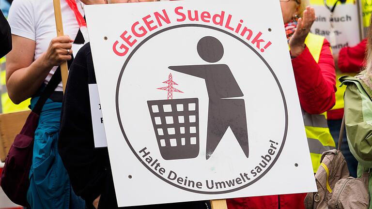 Die Suedlink-Gegner lassen nicht locker: Wegen der Corona-Kriese wollen sie die Planungen auf Eis legen. Die Suedlink-Gegner lassen nicht locker: Wegen der Corona-Kriese wollen sie die Planungen auf Eis legen.