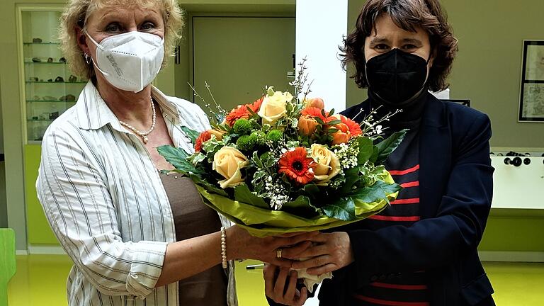 Gertrud Friedrich (Links) und Schulleiterin Elisabeth Grimanelis. Gertrud Friedrich (Links) und Schulleiterin Elisabeth Grimanelis.