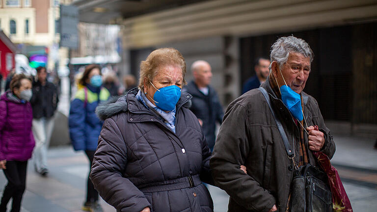 441264322.jpg       -  In allen spanischen Gesundheitseinrichtungen gilt wegen zunehmender Atemwegserkrankungen wie Grippe und Corona seit Mittwoch wieder eine Maskenpflicht.