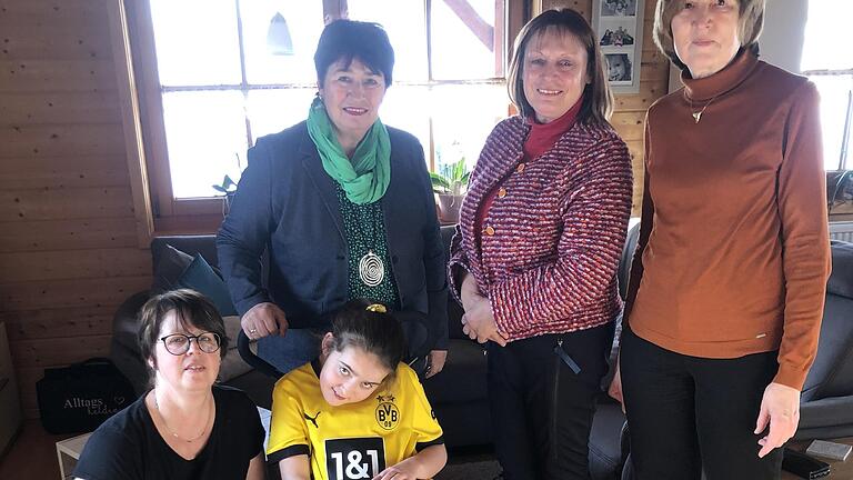 Vorne: Katrin Bischof und Tochter Luisa; hinten von links: Kreisbäuerinnen Helene Greubel und Edeltraud Häusler, Vorstandsmitglied Jutta Schneider. - Vorne: Katrin Bischof und Tochter Luisa; hinten von links: Kreisbäuerinnen Helene Greubel und Edeltraud Häusler, Vorstandsmitglied Jutta Schneider. Vorne: Katrin Bischof und Tochter Luisa; hinten von links: Kreisbäuerinnen Helene Greubel und Edeltraud Häusler, Vorstandsmitglied Jutta Schneider. - Vorne: Katrin Bischof und Tochter Luisa; hinten von links: Kreisbäuerinnen Helene Greubel und Edeltraud Häusler, Vorstandsmitglied Jutta Schneider.
