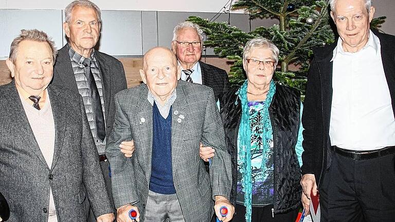 Dank für die Treue: Beim VdK Willanzheim-Mainbernheim zeichnete Vorsitzender Peter Wagner (Zweiter von links) langjährige Mitglieder aus: Adam Mauckner, Adam Haupt, Dieter Golombek, Sieglinde Strobach und Rudolf Leonhardt (von links).