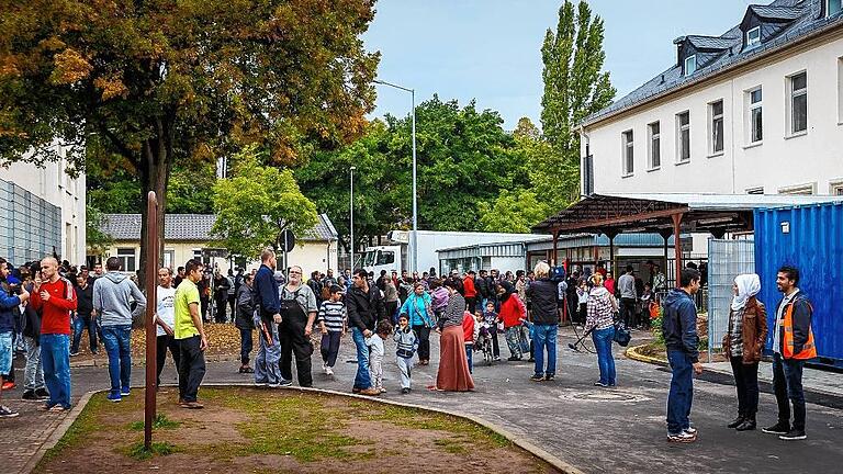 Flüchtlinge – im Bild Bewohner der Erstaufnahmeeinrichtung in Schweinfurt – sind das bevorzugte Ziel der Internet-Hetzer. Ein rechtsfreier Raum ist das weltweite Netz trotzdem nicht. Das Staatsschutzkommissariat der Kripo Schweinfurt ermittelt derzeit in einem halben Dutzend Fällen von mutmaßlicher Volksverhetzung und Aufrufen zur Gewalt. Flüchtlinge – im Bild Bewohner der Erstaufnahmeeinrichtung in Schweinfurt – sind das bevorzugte Ziel der Internet-Hetzer. Ein rechtsfreier Raum ist das weltweite Netz trotzdem nicht. Das Staatsschutzkommissariat der Kripo Schweinfurt ermittelt derzeit in einem halben Dutzend Fällen von mutmaßlicher Volksverhetzung und Aufrufen zur Gewalt.