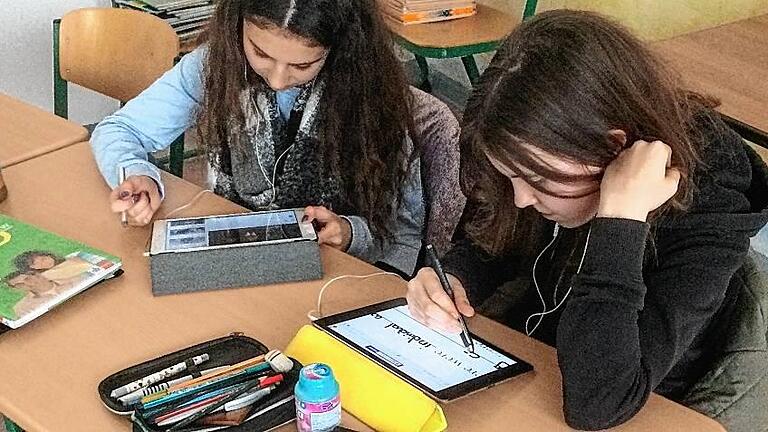 Statt ins Heft wird mit einem Extra-Stift aufs iPad geschrieben.