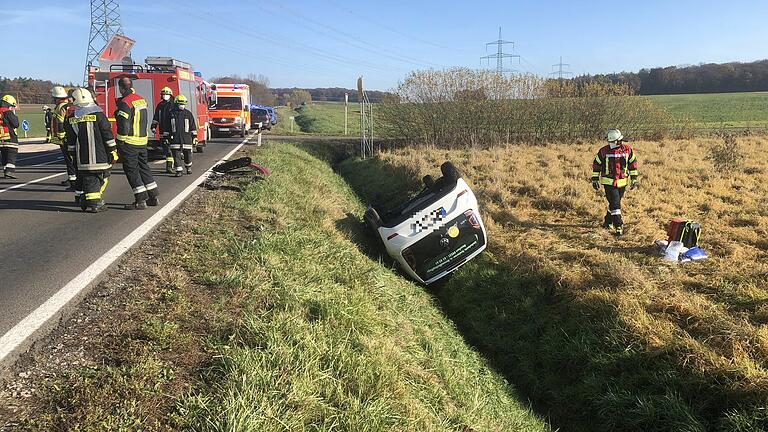 Nach einem seitlichen Anstoß überschlug sich dieser weiße VW Up an der Einfahrt nach Dampfach und landete in einem Entwässerungsgraben. Nach einem seitlichen Anstoß überschlug sich dieser weiße VW Up an der Einfahrt nach Dampfach und landete in einem Entwässerungsgraben.