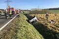 Nach einem seitlichen Anstoß überschlug sich dieser weiße VW Up an der Einfahrt nach Dampfach und landete in einem Entwässerungsgraben.