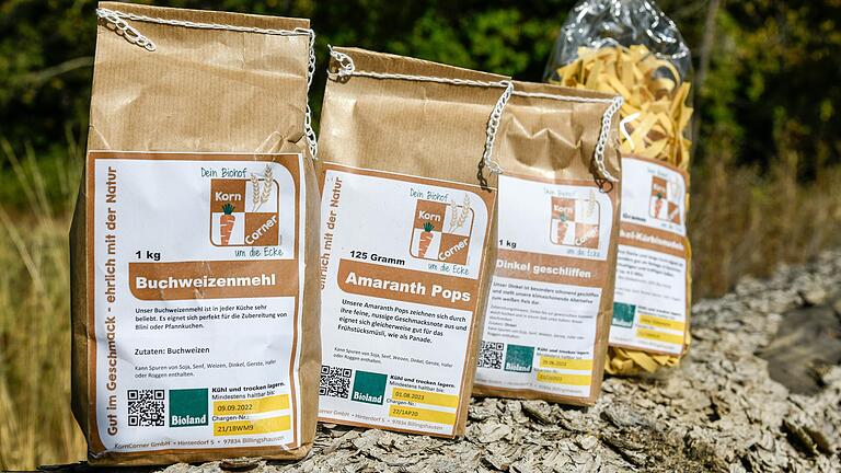 Neben klassischem Weizen baut Landwirt Köhler auch Kulturen an, die mit Trockenheit besser zurecht kommen wie Amaranth oder Kichererbsen. Bei der Vermarktung setzt er ebenfalls auf Vielfalt. Neben klassischem Weizen baut Landwirt Köhler auch Kulturen an, die mit Trockenheit besser zurecht kommen wie Amaranth oder Kichererbsen. Bei der Vermarktung setzt er ebenfalls auf Vielfalt. 