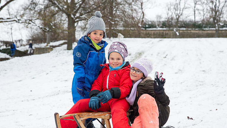Nur wenige Leute waren am Samstag, 21. Januar 2023 in der Region bei eisigen Wind unterwegs. Am Berg der Festung Marienberg sind Kinder schlitten gefahren.