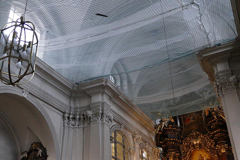 Im Jubiläumsjahr muss die Karmelitenkirche St. Theodor dringend saniert werden. Im Inneren schützt ein Netz vor herabfallenden Putzbrocken. Im Jubiläumsjahr muss die Karmelitenkirche St. Theodor dringend saniert werden. Im Inneren schützt ein Netz vor herabfallenden Putzbrocken.