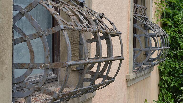 Der Eingang zu dem früheren Traditionslokal ist jetzt nahezu von Unkraut überwuchert. Für die historischen Gitterfenster interessieren sich jetzt offensichtlich Privatleute. Der Eingang zu dem früheren Traditionslokal ist jetzt nahezu von Unkraut überwuchert. Für die historischen Gitterfenster interessieren sich jetzt offensichtlich Privatleute.
