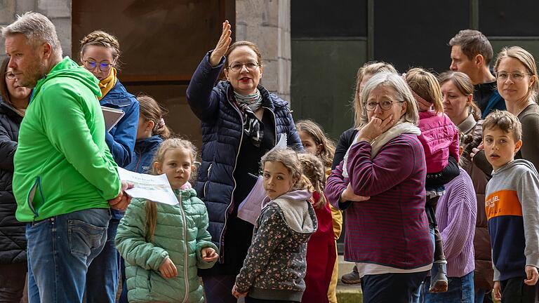 Silvia Kirchhof gibt den Kindern bei der Probe Anweisungen. 37 Kinder und damit mehr als je zuvor haben in diesem Jahr eine Sprechrolle.