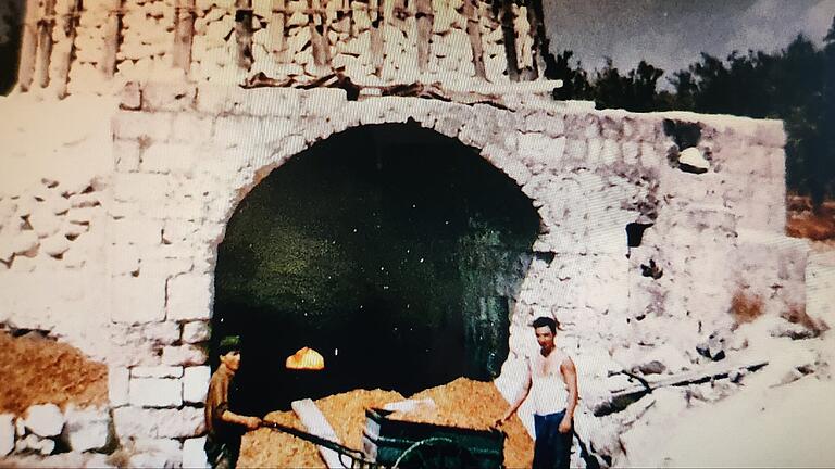 So sah die Kalkbrennerei in den 1960er Jahren in Italien aus, die seinem Vater gehört. - So sah die Kalkbrennerei in den 1960er Jahren in Italien aus, die seinem Vater gehört. So sah die Kalkbrennerei in den 1960er Jahren in Italien aus, die seinem Vater gehört. - So sah die Kalkbrennerei in den 1960er Jahren in Italien aus, die seinem Vater gehört.
