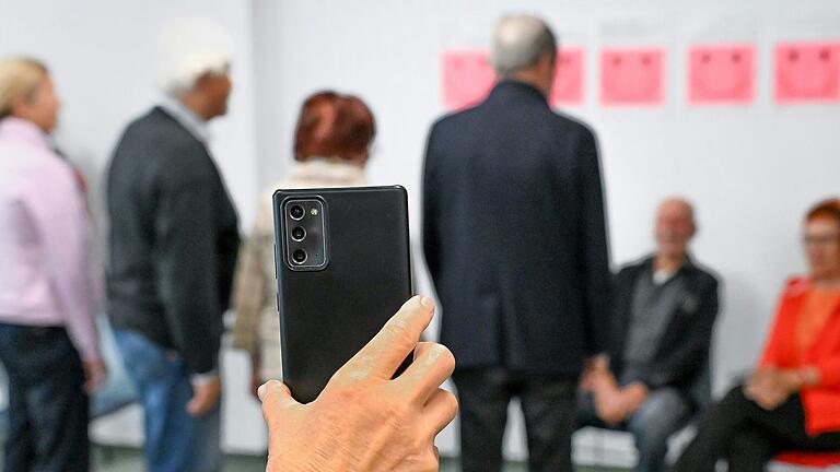 'Wir sind offline.' Nach einer Studie des Diakonischen Werks Schweinfurt haben 40 Prozent der Menschen über 65 keinen Internetzugang. Damit sie nicht abgehängt werden, hat sich eine 'Initiative analoge Teilhabe' gegründet.