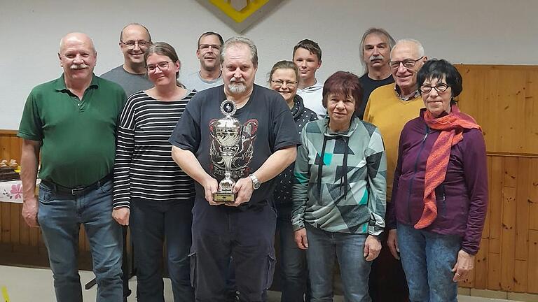 Der 2. Vorsitzende der DJK Rütschenhausen, Jürgen Simon, hält den Wanderpokal in der Hand, den die DJK Rütschenhausen bei der diesjährigen Winterwanderung der Schweinfurter Kreisgemeinschaft in Burghausen gewonnen hat. Der 2. Vorsitzende der DJK Rütschenhausen, Jürgen Simon, hält den Wanderpokal in der Hand, den die DJK Rütschenhausen bei der diesjährigen Winterwanderung der Schweinfurter Kreisgemeinschaft in Burghausen gewonnen hat.