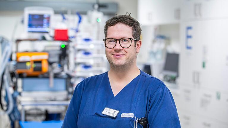 Dr. Benedikt Stubner ist Chefarzt in der Zentralen Notaufnahme (ZNA) am Leopoldina-Krankenhaus. Medizinische Notfälle in der Region Schweinfurt landen meist bei ihm und seinem Team. Dr. Benedikt Stubner ist Chefarzt in der Zentralen Notaufnahme (ZNA) am Leopoldina-Krankenhaus. Medizinische Notfälle in der Region Schweinfurt landen meist bei ihm und seinem Team.