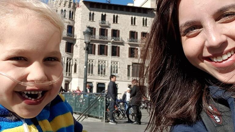 Der sechsjährige Rene Wolf aus Fuchsstadt, hier mit seiner Mutter Silvia in Barcelona, hat es in Spanien auf die Warteliste für die Transplantation eines 'neuen Herzens' geschafft.Selfie Silvia Wolf - Der sechsjährige Rene Wolf aus Fuchsstadt, hier mit seiner Mutter Silvia in Barcelona, hat es in Spanien auf die Warteliste für die Transplantation eines 'neuen Herzens' geschafft. Der sechsjährige Rene Wolf aus Fuchsstadt, hier mit seiner Mutter Silvia in Barcelona, hat es in Spanien auf die Warteliste für die Transplantation eines 'neuen Herzens' geschafft.Selfie Silvia Wolf - Der sechsjährige Rene Wolf aus Fuchsstadt, hier mit seiner Mutter Silvia in Barcelona, hat es in Spanien auf die Warteliste für die Transplantation eines 'neuen Herzens' geschafft.
