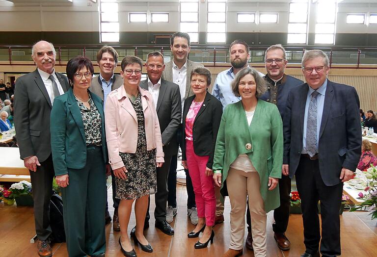 Lokale Prominenz beim Landfrauentag in der Höllberghalle in Kürnach. Von links: Weinbaupräsident Artur Steinmann, stellvertretende Kreisbäuerin Margarete Barthel, Landtagsabgeordneter Felix von Zobel, Bezirksbäuerin Maria Hoßmann, Referent Martin-Niels Däfler, Landtagsabgeordneter Björn Jungbauer, Kreisbäuerin Martina Wild, Kreisobmann Michael Stolzenberger, Landtagsabgeordnete Kerstin Celina, Kreisobmann Edgar Thomas (Bad Kissingen) und Landtagsabgeordneter Volkmar Halbleib. Lokale Prominenz beim Landfrauentag in der Höllberghalle in Kürnach. Von links: Weinbaupräsident Artur Steinmann, stellvertretende Kreisbäuerin Margarete Barthel, Landtagsabgeordneter Felix von Zobel, Bezirksbäuerin Maria Hoßmann, Referent Martin-Niels Däfler, Landtagsabgeordneter Björn Jungbauer, Kreisbäuerin Martina Wild, Kreisobmann Michael Stolzenberger, Landtagsabgeordnete Kerstin Celina, Kreisobmann Edgar Thomas (Bad Kissingen) und Landtagsabgeordneter Volkmar Halbleib.