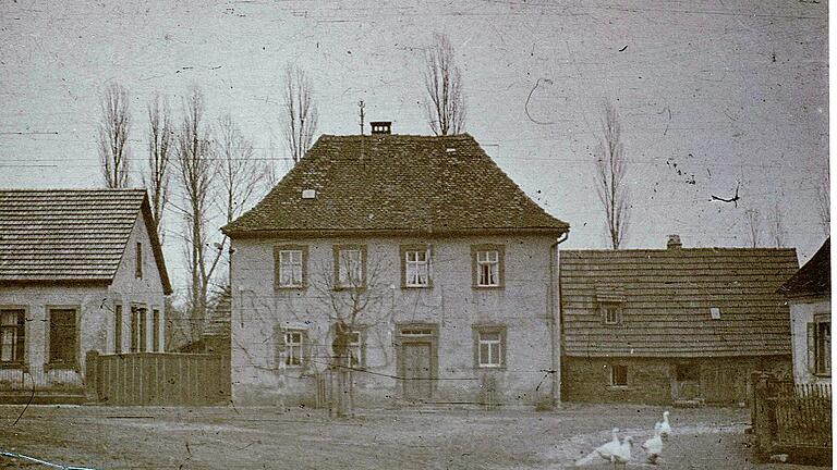 Auf dem Grundstück, auf dem die Steinsfelder Gemeinschaftskühlanlage errichtet wurde, stand früher das Armenhaus der Gemeinde. Es war bis 1930 bewohnt und wurde später eingelegt. Das Bild aus der Zeit zwischen 1935 und 1940 zeigt (von links) die Schule, das damalige Lehrerwohnhaus, das 1959 ersetzt wurde, sowie das Armenhaus. Auf dem Grundstück, auf dem die Steinsfelder Gemeinschaftskühlanlage errichtet wurde, stand früher das Armenhaus der Gemeinde. Es war bis 1930 bewohnt und wurde später eingelegt. Das Bild aus der Zeit zwischen 1935 und 1940 zeigt (von links) die Schule, das damalige Lehrerwohnhaus, das 1959 ersetzt wurde, sowie das Armenhaus.