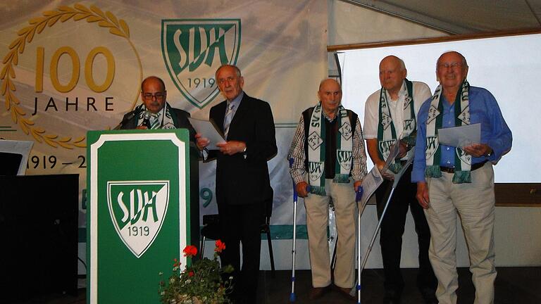 Ehrungen beim SV Heidingsfeld. Im Bild von links: Vereinsehrenamtsbeauftrager (VEAB) Jürgen Kleinberg, Bezirksehrenamtsbeauftragter (BEAB) Toni Adelhardt, Werner Marold (73 Jahre Mitglied), Manfred Lampert (73 Jahre Mitglied), Paul Weigert(74 Jahre Mitglied). Ehrungen beim SV Heidingsfeld. Im Bild von links: Vereinsehrenamtsbeauftrager (VEAB) Jürgen Kleinberg, Bezirksehrenamtsbeauftragter (BEAB) Toni Adelhardt, Werner Marold (73 Jahre Mitglied), Manfred Lampert (73 Jahre Mitglied), Paul Weigert(74 Jahre Mitglied).