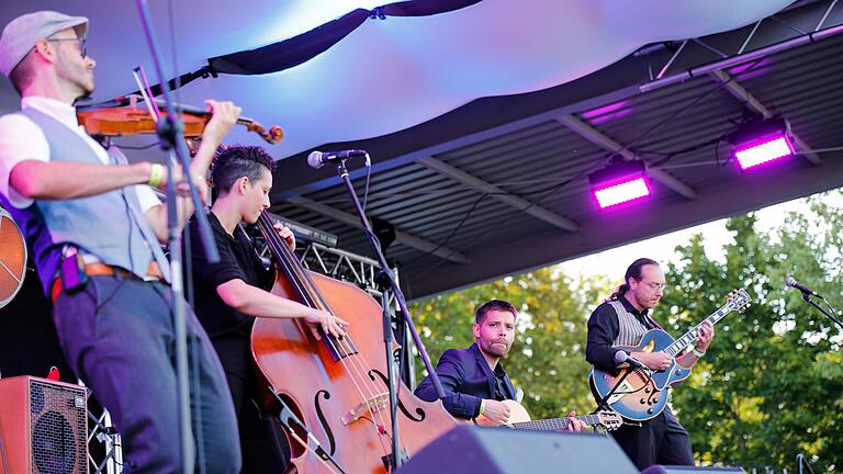 Das Quartett 'Inswingtief' besteht aus (von links): Thomas Buffy, Sabrina Damiani, Felix Leitner und Stefan Degner. Hier zu sehen bei einem Auftritt im Juli 2020 beim Kultur-Picknick in Würzburg. Das Quartett 'Inswingtief' besteht aus (von links): Thomas Buffy, Sabrina Damiani, Felix Leitner und Stefan Degner. Hier zu sehen bei einem Auftritt im Juli 2020 beim Kultur-Picknick in Würzburg. 