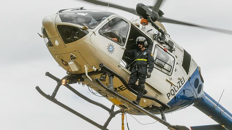 Gut gesichert stehen die Flugtechniker auf den Kufen des Helikopters. Sie geben die Kommandos zur punktgenauen Orientierung und bedienen die angebrachte Mechanik. Gut gesichert stehen die Flugtechniker auf den Kufen des Helikopters. Sie geben die Kommandos zur punktgenauen Orientierung und bedienen die angebrachte Mechanik.