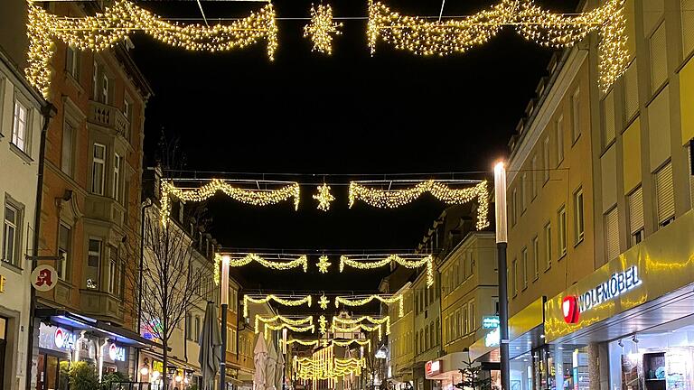 Die Weihnachtsbeleuchtung in Schweinfurt wird heuer nur fünf Stunden angeschaltet. Die Weihnachtsbeleuchtung in Schweinfurt wird heuer nur fünf Stunden angeschaltet.