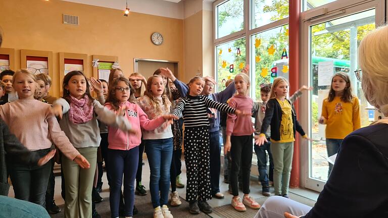 Sie sangen sich in die Herzen der Zuhörer: die Mädchen und Jungen der Biosphärenschule Hollstadt-Wollbach.