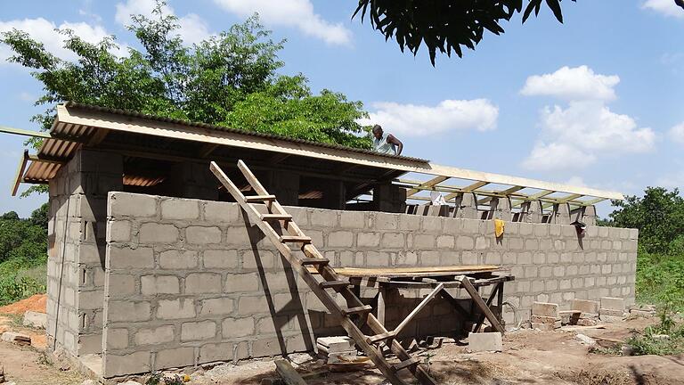 In der Grundschule Tumaini wurden zehn neue Toiletten errichtet. - In der Grundschule Tumaini wurden zehn neue Toiletten errichtet. In der Grundschule Tumaini wurden zehn neue Toiletten errichtet. - In der Grundschule Tumaini wurden zehn neue Toiletten errichtet.