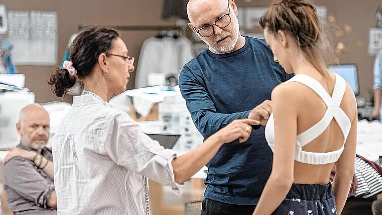 Zu Gast im Atelier des Modelabels Odeeh - „Meine Lieblingsmarke ist Odeeh“, schwärmt die Entertainerin Anke Engelke in einem Interview. Odeeh – das sind die Designer Otto Drögsler und Jörg Ehrlich. Laut Vogue zählen die beiden zu den Trendsettern des Berliner Modesalons. Seinen Sitz hat das Modelabel im unterfränkischen Giebelstadt (Lkr. Würzburg). In ihrem Atelier, einem ehemaligen Supermarkt, entsteht alles, was Frauenherzen höher schlagen lässt: Röcke, Blusen, Kleider, Hosenanzüge, Culottes . . . Lange, weiße Tische und Regale teilen den ausrangierten Supermarkt in verschiedene Zonen. An den Wänden pinnen Hunderte von Skizzen mit farbigen Stoffproben. Auf Kleiderstangen hängen Kleider, Hosen und Röcke der Sommerkollektion. Zwischen Schneiderpuppen surren Nähmaschinen, telefonieren Mitarbeiter, zischt ein Dampfbügeleisen. Gerade laufen hier die Vorbereitungen für eine Modenschau am nächsten Dienstag im Rohbau des Berliner Stadtschlosses. Mitten im Raum läuft ein Model auf und ab. Sie probiert ein Kleid an. Otto Drögsler prüft, wie es sitzt. „Die Taschen sitzen zu weit oben“, ruft der Designer. Er greift zur Schere, trennt eine Brusttasche wieder ab. Mit Stecknadeln bringt er die Tasche in eine neue Position. Alle Kleider werden zunächst aus weißem Nesselstoff genäht. „Es geht um den perfekten Schnitt, um die Silhouette“, klärt Jörg Ehrlich auf. Bis beide Designer zufrieden sind, kann es dauern. „Wir sind zwei Dickköpfe“, lacht Ehrlich. Erst wenn der Schnitt perfekt ist, wird ein Musterteil des jeweiligen Kleidungsstücks aus hochwertigen Stoff genäht. Die Firma Odeeh – der Name ist ein Spiel mit den Initialen der Designer – gibt es seit 2008. Vier Kollektionen pro Jahr gehen vom Industriegebiet in Giebelstadt hinaus in Metropolen wie New York, Paris, London, Berlin oder München. Drögsler und Ehrlich entwerfen gehobene Damenmode für die Frau ab 35 Jahren: Kleider, Shirts, Blazer, Jacken, Hosen. Zwölf Jahre haben die beiden als Chefdesigner der Marke René Lezard in Schwarzach (Lkr. Kitzingen) gearbeitet. „Wir hatten eine tolle Zeit in Schwarzach, dann musste etwas Neues kommen“, sagt Ehrlich. Kleiner, feiner, frei und eigen wollten sie sein. „Wir haben einen Beruf, bei dem das Endergebnis andere Menschen glücklich machen soll“, sagt Otto Drögsler, 57 Jahre, das gelbe Schneidermaßband trägt er immer um den Hals. Der Österreicher hat in Wien Modedesign an der Hochschule für Angewandte Kunst in den Meisterklassen von Karl Lagerfeld und Jil Sander studiert. „Otto ist der kreative Part von uns“, sagt Ehrlich. Der 52-Jährige ist ausgebildeter Herrenschneider und studierte an der Fachhochschule Niederrhein Gestaltung. Franken und die große Mode. Das ist kein Widerspruch, sondern hat längst Tradition. Im „Mode-Mekka“ zwischen Würzburg und Aschaffenburg fühlen sich Modemacher offenbar besonders wohl: s. Oliver, Drykorn, René Lezard, Minx, Basset, Immer wieder siedeln sich hier Designer an. Odeeh gehört seit acht Jahren auch dazu. „In der Presse sind wir sehr gut vertreten“, sagt Ehrlich. Egal ob Elle, Brigitte, Vogue, Instyle, Harpers Bazar oder Zeit-Magazin: Odeeh – angesiedelt im oberen Premiumsegment – gilt laut Vogue als das Zugpferd in der deutschen Designerlandschaft. Das Ziel: „Größer werden und trotzdem klein denken. Und in kleinen Strukturen verhaftet bleiben“, sagt Ehrlich. Modeblogger findet er überbewertet. „Für unsere Zielgruppe, die erwachsene Frau, die über ein bestimmtes Einkommen verfügt, spielen Modeblogs keine so große Rolle.“ Diese Frauen wollten Qualität, und die liefere Odeeh: Produziert also genäht wird unter anderem in Königsberg (Lkr. Haßberge), die hochwertigen Stoffe kommen aus Norditalien. Im Atelier in Giebelstadt ist immer viel zu tun: „Nach der Kollektion ist vor der Kollektion“, sagt Ehrlich. Mit ihrem 15-köpfigen Team entwerfen und managen die Designer vier Kollektionen pro Jahr. s.Oliver im Vergleich bietet den Kunden zwölf Kollektionen im gleichen Zeitraum. Doch die Mode, die in Giebelstadt entsteht, will exklusiv sein: 140 Händler weltweit bieten Odeeh in ausgewählten Läden an. Auch der Würzburger Modeladen Habakuk oder Linea in Aschaffenburg verkaufen die Mode aus Giebelstadt. Seit 2014 gibt es auch einen eigenen Odeeh-Store im Shoppingcenter Bikini Berlin, direkt am Zoologischen Garten in Berlin. Bunte Hemdblusenkleider, Culottes, kurze Hosen, die an Thai-Boxer erinnern: In Giebelstadt sieht man schon heute, wie die Mode im nächsten Sommer aussehen wird. Auf die Show in Berlin freuen sich beide Modedesigner sehr: „Der Regierende Bürgermeister von Berlin, Michael Müller, wird kommen, genauso wie der Intendant der Staatsoper, Jürgen Flimm und viele Schauspieler“, sagt Ehrlich, der hofft, dass sein Modelabel die Herzen der Zuschauer erobern wird. Vielleicht wird auch Anke Engelke unter den Gästen sein: „Sie ist einfach toll und es freut uns sehr, dass sie unsere Kleider trägt.“ Zu Gast im Atelier des Modelabels Odeeh - „Meine Lieblingsmarke ist Odeeh“, schwärmt die Entertainerin Anke Engelke in einem Interview. Odeeh – das sind die Designer Otto Drögsler und Jörg Ehrlich. Laut Vogue zählen die beiden zu den Trendsettern des Berliner Modesalons. Seinen Sitz hat das Modelabel im unterfränkischen Giebelstadt (Lkr. Würzburg). In ihrem Atelier, einem ehemaligen Supermarkt, entsteht alles, was Frauenherzen höher schlagen lässt: Röcke, Blusen, Kleider, Hosenanzüge, Culottes . . . Lange, weiße Tische und Regale teilen den ausrangierten Supermarkt in verschiedene Zonen. An den Wänden pinnen Hunderte von Skizzen mit farbigen Stoffproben. Auf Kleiderstangen hängen Kleider, Hosen und Röcke der Sommerkollektion. Zwischen Schneiderpuppen surren Nähmaschinen, telefonieren Mitarbeiter, zischt ein Dampfbügeleisen. Gerade laufen hier die Vorbereitungen für eine Modenschau am nächsten Dienstag im Rohbau des Berliner Stadtschlosses. Mitten im Raum läuft ein Model auf und ab. Sie probiert ein Kleid an. Otto Drögsler prüft, wie es sitzt. „Die Taschen sitzen zu weit oben“, ruft der Designer. Er greift zur Schere, trennt eine Brusttasche wieder ab. Mit Stecknadeln bringt er die Tasche in eine neue Position. Alle Kleider werden zunächst aus weißem Nesselstoff genäht. „Es geht um den perfekten Schnitt, um die Silhouette“, klärt Jörg Ehrlich auf. Bis beide Designer zufrieden sind, kann es dauern. „Wir sind zwei Dickköpfe“, lacht Ehrlich. Erst wenn der Schnitt perfekt ist, wird ein Musterteil des jeweiligen Kleidungsstücks aus hochwertigen Stoff genäht. Die Firma Odeeh – der Name ist ein Spiel mit den Initialen der Designer – gibt es seit 2008. Vier Kollektionen pro Jahr gehen vom Industriegebiet in Giebelstadt hinaus in Metropolen wie New York, Paris, London, Berlin oder München. Drögsler und Ehrlich entwerfen gehobene Damenmode für die Frau ab 35 Jahren: Kleider, Shirts, Blazer, Jacken, Hosen. Zwölf Jahre haben die beiden als Chefdesigner der Marke René Lezard in Schwarzach (Lkr. Kitzingen) gearbeitet. „Wir hatten eine tolle Zeit in Schwarzach, dann musste etwas Neues kommen“, sagt Ehrlich. Kleiner, feiner, frei und eigen wollten sie sein. „Wir haben einen Beruf, bei dem das Endergebnis andere Menschen glücklich machen soll“, sagt Otto Drögsler, 57 Jahre, das gelbe Schneidermaßband trägt er immer um den Hals. Der Österreicher hat in Wien Modedesign an der Hochschule für Angewandte Kunst in den Meisterklassen von Karl Lagerfeld und Jil Sander studiert. „Otto ist der kreative Part von uns“, sagt Ehrlich. Der 52-Jährige ist ausgebildeter Herrenschneider und studierte an der Fachhochschule Niederrhein Gestaltung. Franken und die große Mode. Das ist kein Widerspruch, sondern hat längst Tradition. Im „Mode-Mekka“ zwischen Würzburg und Aschaffenburg fühlen sich Modemacher offenbar besonders wohl: s. Oliver, Drykorn, René Lezard, Minx, Basset, Immer wieder siedeln sich hier Designer an. Odeeh gehört seit acht Jahren auch dazu. „In der Presse sind wir sehr gut vertreten“, sagt Ehrlich. Egal ob Elle, Brigitte, Vogue, Instyle, Harpers Bazar oder Zeit-Magazin: Odeeh – angesiedelt im oberen Premiumsegment – gilt laut Vogue als das Zugpferd in der deutschen Designerlandschaft. Das Ziel: „Größer werden und trotzdem klein denken. Und in kleinen Strukturen verhaftet bleiben“, sagt Ehrlich. Modeblogger findet er überbewertet. „Für unsere Zielgruppe, die erwachsene Frau, die über ein bestimmtes Einkommen verfügt, spielen Modeblogs keine so große Rolle.“ Diese Frauen wollten Qualität, und die liefere Odeeh: Produziert also genäht wird unter anderem in Königsberg (Lkr. Haßberge), die hochwertigen Stoffe kommen aus Norditalien. Im Atelier in Giebelstadt ist immer viel zu tun: „Nach der Kollektion ist vor der Kollektion“, sagt Ehrlich. Mit ihrem 15-köpfigen Team entwerfen und managen die Designer vier Kollektionen pro Jahr. s.Oliver im Vergleich bietet den Kunden zwölf Kollektionen im gleichen Zeitraum. Doch die Mode, die in Giebelstadt entsteht, will exklusiv sein: 140 Händler weltweit bieten Odeeh in ausgewählten Läden an. Auch der Würzburger Modeladen Habakuk oder Linea in Aschaffenburg verkaufen die Mode aus Giebelstadt. Seit 2014 gibt es auch einen eigenen Odeeh-Store im Shoppingcenter Bikini Berlin, direkt am Zoologischen Garten in Berlin. Bunte Hemdblusenkleider, Culottes, kurze Hosen, die an Thai-Boxer erinnern: In Giebelstadt sieht man schon heute, wie die Mode im nächsten Sommer aussehen wird. Auf die Show in Berlin freuen sich beide Modedesigner sehr: „Der Regierende Bürgermeister von Berlin, Michael Müller, wird kommen, genauso wie der Intendant der Staatsoper, Jürgen Flimm und viele Schauspieler“, sagt Ehrlich, der hofft, dass sein Modelabel die Herzen der Zuschauer erobern wird. Vielleicht wird auch Anke Engelke unter den Gästen sein: „Sie ist einfach toll und es freut uns sehr, dass sie unsere Kleider trägt.“