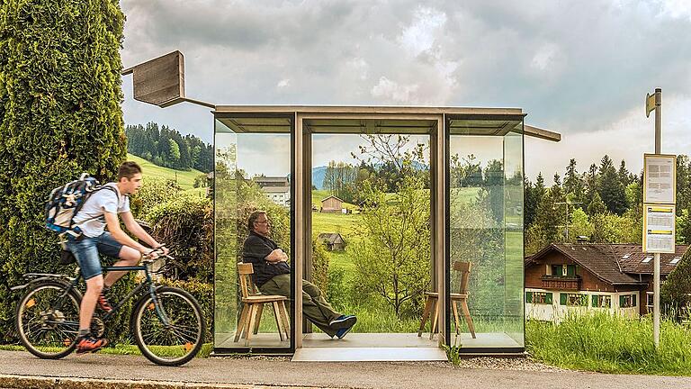 waiting_rohrbach_österreich_2017       -  Dieter Leistner, mal selbst an der Haltestelle. Beim Selbstauslöser-Bild in Rohrbach in Vorarlberg 2017 fuhr im Moment des Fotografierens zufällig ein Radfahrer ins Bild. Dieter Leistner