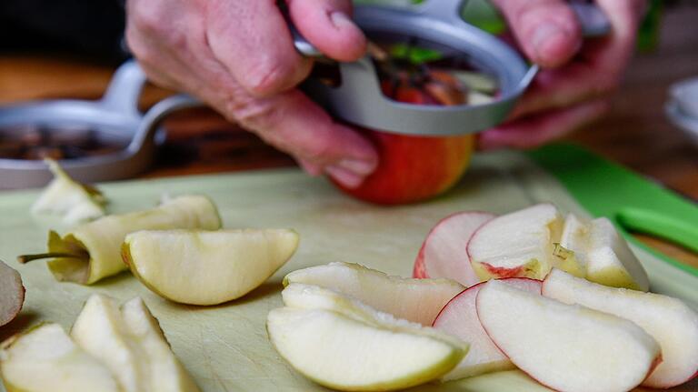 Äpfel sind gesund: Neben Vitaminen und Mineralien sind auch sekundäre Pflanzeninhaltsstoffe für den Gesundheitswert der Früchte von Bedeutung. Äpfel sind gesund: Neben Vitaminen und Mineralien sind auch sekundäre Pflanzeninhaltsstoffe für den Gesundheitswert der Früchte von Bedeutung.