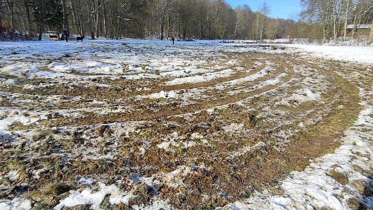 Am 12. oder 13. Februar hat ein Unbekannter auf der Brandwiese im Gramschatzer Wald mit seinem Auto Runden im Schnee gedreht und sie beschädigt. Am 12. oder 13. Februar hat ein Unbekannter auf der Brandwiese im Gramschatzer Wald mit seinem Auto Runden im Schnee gedreht und sie beschädigt.