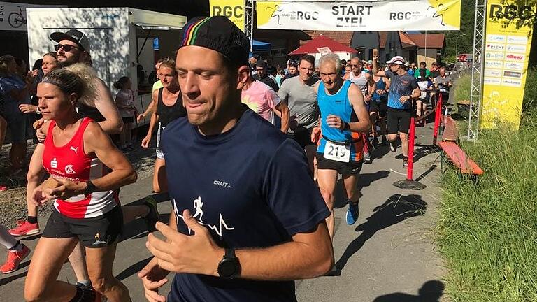 Start frei zum Hauptlauf mit dem späteren Sieger Volker Krines (vorne) von der DJK Eußenhausen. Start frei zum Hauptlauf mit dem späteren Sieger Volker Krines (vorne) von der DJK Eußenhausen.