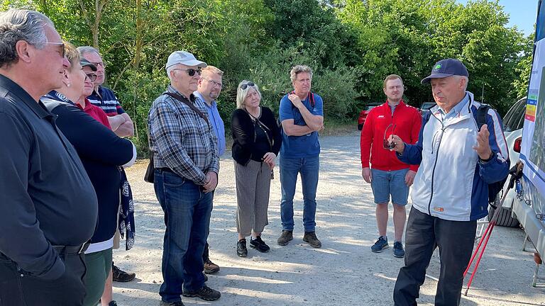 Beim Start in Feuerbach begrüßt Matthias Lorey die Bürgerinnen und Bürger. Otto Hünnerkopf erläutert anhand von Plänen den Trassenverlauf.