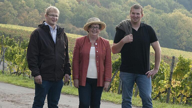 Der Wein von Maria Popp (Mitte) und ihren Söhnen Johannes und Ernst (von links) ist jetzt auch in deutschen Botschaften weltweit vertreten. Der Wein von Maria Popp (Mitte) und ihren Söhnen Johannes und Ernst (von links) ist jetzt auch in deutschen Botschaften weltweit vertreten.
