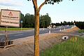 An der Autobahnbrücke der Straße zwischen Hörblach und Großlangheim endet aktuell noch der Radweg. Die Lücke in Richtung Hörblach (nach links) soll nun geschlossen werden. Die Entwurfsplanung ist fertig.