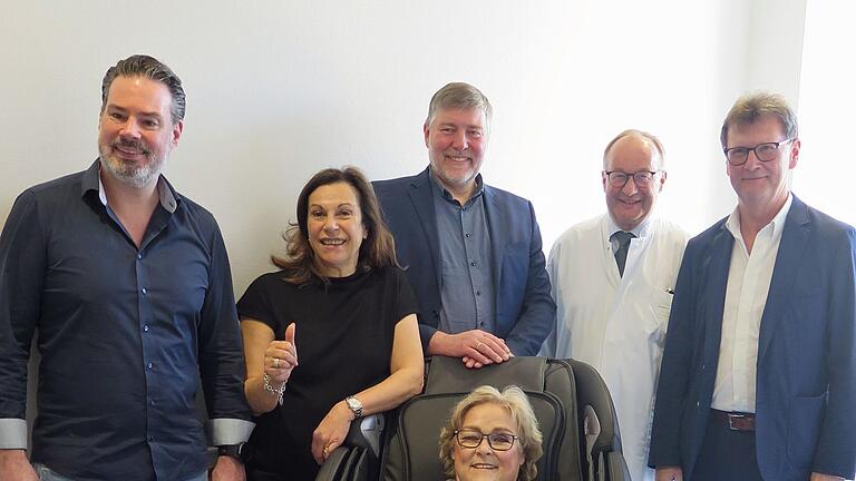 Bei der Spendenübergabe (hinten von links): Daniel Schott (Möbel Schott), Gabriele Nelkenstock (Hilfe im Kampf gegen Krebs e.V.), Markus Meyer (City Polster), Prof. Dr. Hermann Einsele (UKW) und Reimund Hofmann (iRest Germany). Den Massagesessel testet die Patientin Bärbel Spindler. Bei der Spendenübergabe (hinten von links): Daniel Schott (Möbel Schott), Gabriele Nelkenstock (Hilfe im Kampf gegen Krebs e.V.), Markus Meyer (City Polster), Prof. Dr. Hermann Einsele (UKW) und Reimund Hofmann (iRest Germany). Den Massagesessel testet die Patientin Bärbel Spindler.