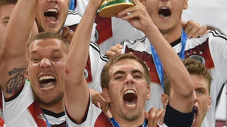 Philipp Lahm - Die Krönung: Lahm mit dem WM-Pokal 2014 in Brasilien Philipp Lahm - Die Krönung: Lahm mit dem WM-Pokal 2014 in Brasilien