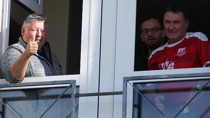 Den Söhnen vom Hotelzimmer aus zugeschaut - Not macht erfinderisch: Was tun, wenn der Sohn und die Mannschaft des TSV Aubstadt beim 1. FC Nürnberg II spielen und Zuschauer nicht zugelassen sind? Harald Trunk aus Untertheres (links), der Vater von Jens, und Erich Köttler aus Lendershausen (rechts), der Vater von Christian, befragten Leonard Langhans, Ben Müller und Lukas Wenzel, die in der U 19 des 1. FC Nürnberg ausgebildet wurden, über die Gegebenheiten am Valznerweiher. Heraus kam, dass sie sich in einem Hotel 20 Meter neben dem Max-Morlock-Platz im zweiten Stock ein Zimmer mit Blick auf das Spielfeld für einen Tag anmieteten und so das Spiel live miterleben konnten. Genutzt haben sie es drei Stunden. Ihre Bilanz: „Wir haben es nicht bereut. Das Spiel war?s wert, das Ergebnis freilich nicht.“ Den Söhnen vom Hotelzimmer aus zugeschaut - Not macht erfinderisch: Was tun, wenn der Sohn und die Mannschaft des TSV Aubstadt beim 1. FC Nürnberg II spielen und Zuschauer nicht zugelassen sind? Harald Trunk aus Untertheres (links), der Vater von Jens, und Erich Köttler aus Lendershausen (rechts), der Vater von Christian, befragten Leonard Langhans, Ben Müller und Lukas Wenzel, die in der U 19 des 1. FC Nürnberg ausgebildet wurden, über die Gegebenheiten am Valznerweiher. Heraus kam, dass sie sich in einem Hotel 20 Meter neben dem Max-Morlock-Platz im zweiten Stock ein Zimmer mit Blick auf das Spielfeld für einen Tag anmieteten und so das Spiel live miterleben konnten. Genutzt haben sie es drei Stunden. Ihre Bilanz: „Wir haben es nicht bereut. Das Spiel war?s wert, das Ergebnis freilich nicht.“